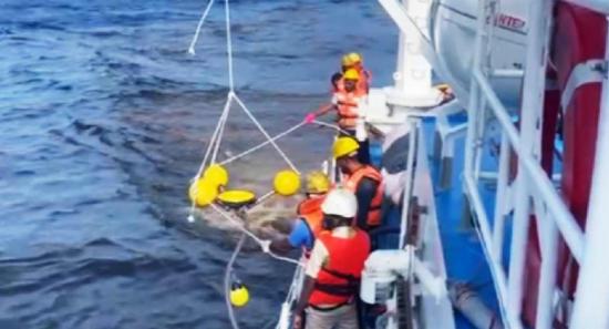 නෞකාවකින් බොරතෙල් ගොඩබාන නල මාර්ගයක කාන්දුවක්